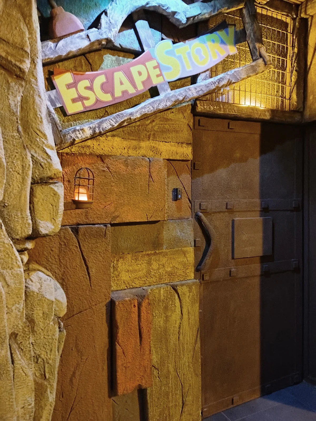 FUGITIVOS ROOM ESCAPE BARCELONA - ESCAPESTORY - 2
