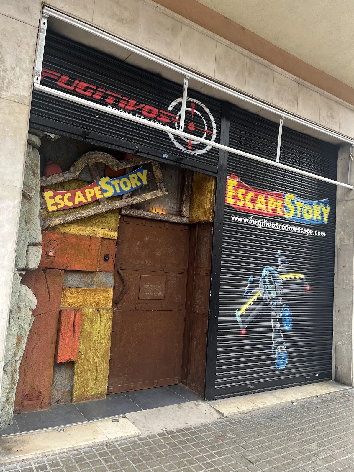 FUGITIVOS ROOM ESCAPE BARCELONA - ESCAPESTORY