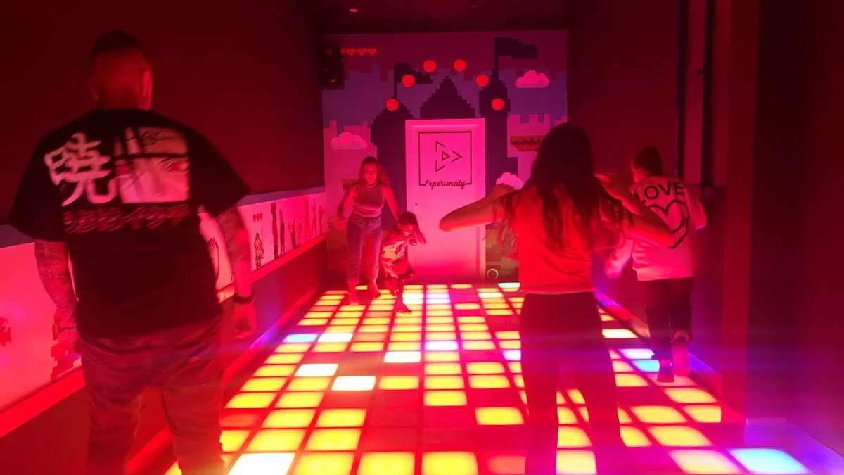 Pixel Games: El Suelo es Lava. Arcade XP by Experiencity - 4